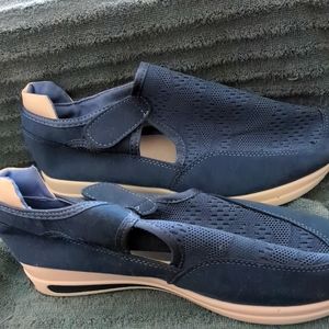 NWOB Super lightweight sneaker. Size 7 (Runs big)
